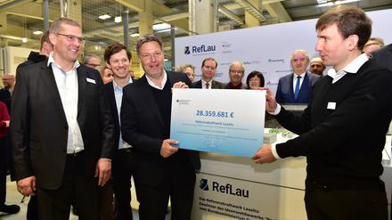 Bundeswirtschaftsminister Robert Habeck übergibt den Zuwendungsbescheid für die Referenzkraftwerk Lausitz GmbH.