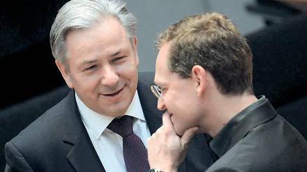 Im Land des Lächelns. Der Regierender Bürgermeister Klaus Wowereit (l.) und Bausenator Michael Müller können im Abgeordnetenhaus schon wieder lachen. Foto: dpa