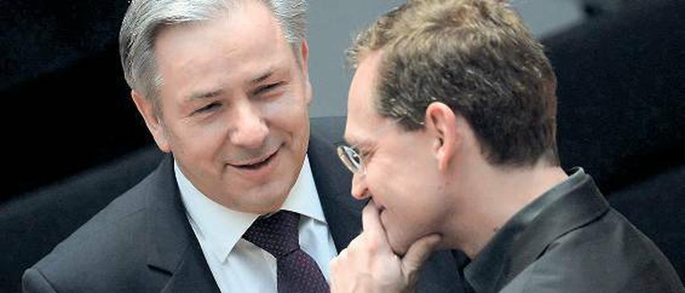 Im Land des Lächelns. Der Regierender Bürgermeister Klaus Wowereit (l.) und Bausenator Michael Müller können im Abgeordnetenhaus schon wieder lachen. Foto: dpa
