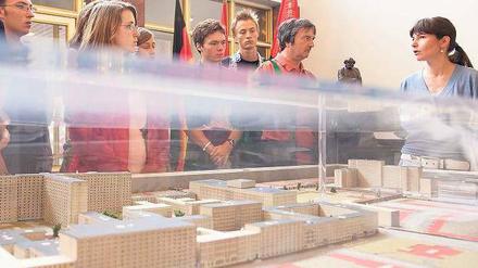 Schüler betrachten im Lichtenberger Stasi-Museum ein Modell des Ministeriums für Staatssicherheit. Auf einem rund 20 Hektar großen Areal in der Normannenstraße erstreckte sich die zugehörigen Gebäude. 