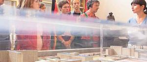 Schüler betrachten im Lichtenberger Stasi-Museum ein Modell des Ministeriums für Staatssicherheit. Auf einem rund 20 Hektar großen Areal in der Normannenstraße erstreckte sich die zugehörigen Gebäude.