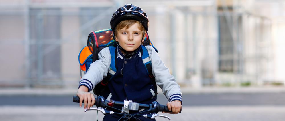 Auch für Kinder ist das Fahrrad oft das praktischste Verkehrsmittel. Aber zunächst müssen sie unter Aufsicht üben.