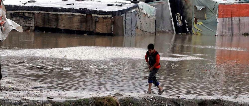 Alte Armeezelte dienen als Notunterkünfte für die Flüchtlinge in der libanesischen Bekaa-Ebene.