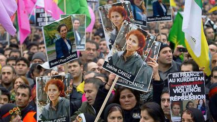 In Paris demonstrieren am Samstag 15.000 Menschen gegen die Ermordung der Kurdinnen Sakine Cansiz, Fidan Dogan und Leyla Söylemez.