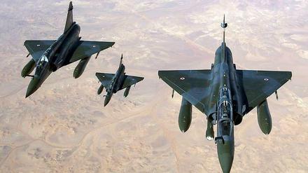 Französische Kampfflugzeuge vom Typ Mirage 2000 D über Mali.