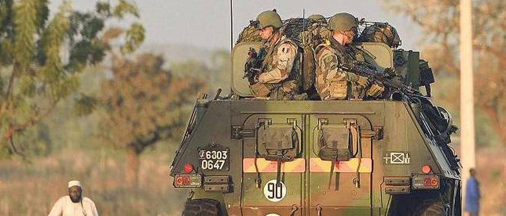Riskanter Einsatz. Französische Soldaten werden mit einem gepanzerten Fahrzeug von der malischen Hauptstadt Bamako in den Norden des Landes verlegt.
