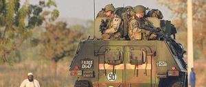 Riskanter Einsatz. Französische Soldaten werden mit einem gepanzerten Fahrzeug von der malischen Hauptstadt Bamako in den Norden des Landes verlegt.