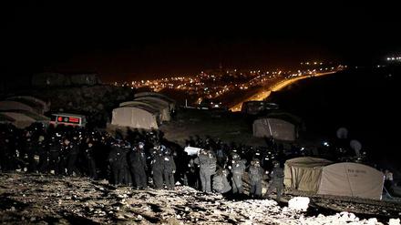 Sicherheitskräfte räumen das Protestcamp.