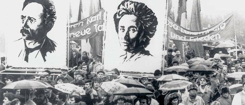 Marsch zur Erinnerung an Karl Liebknecht und Rosa Luxemburg 1988.