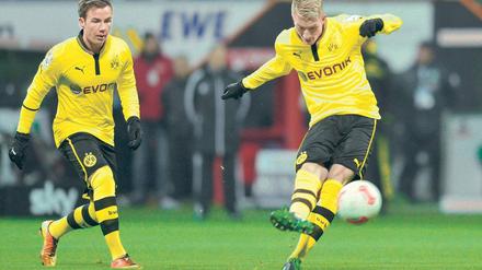 Krachendes Ausrufezeichen. Marco Reus (rechts) trifft per Freistoß zum 1:0 in Bremen, Mitspieler Mario Götze schaut zu. 