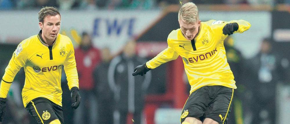 Krachendes Ausrufezeichen. Marco Reus (rechts) trifft per Freistoß zum 1:0 in Bremen, Mitspieler Mario Götze schaut zu. 