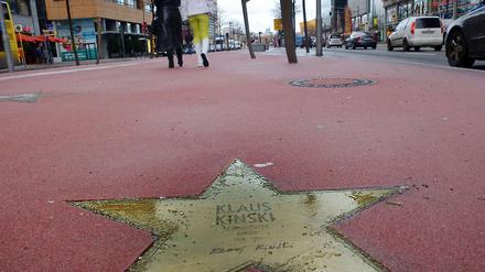 Roter Teppich. Die Ehrung für Klaus Kinski auf dem Mittelstreifen der Potsdamer Straße in Tiergarten stößt nach den Vorwürfen, die seine Tochter gegen ihn erhebt, einigen übel auf.