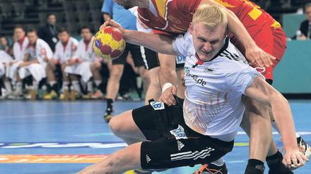 In allen Lagen überlegen. Die deutsche Mannschaft übernahm gegen Mazedonien von Beginn an die Initiative – auch Kreisläufer Patrick Wiencek konnte sich immer wieder durchsetzen. Foto: AFP