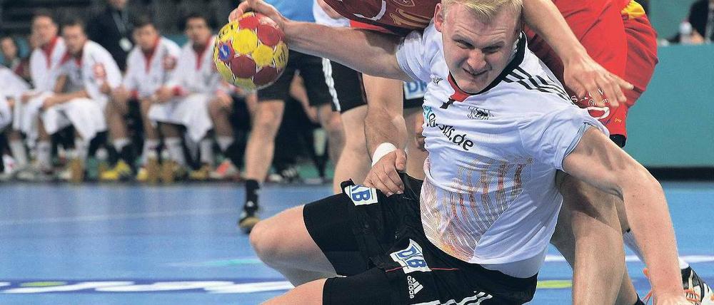 In allen Lagen überlegen. Die deutsche Mannschaft übernahm gegen Mazedonien von Beginn an die Initiative – auch Kreisläufer Patrick Wiencek konnte sich immer wieder durchsetzen. Foto: AFP