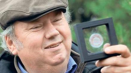 Mit Mütze und Münze. Bernhard Blaszkiewitz zeigt die Knut-Gedenkmütze. Der Hype um den Eisbären, der dem Zoo Millionen brachte, war ihm stets suspekt.