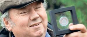 Mit Mütze und Münze. Bernhard Blaszkiewitz zeigt die Knut-Gedenkmütze. Der Hype um den Eisbären, der dem Zoo Millionen brachte, war ihm stets suspekt.