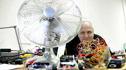 Windmacher. Karl Heinz Jeron in seinem Atelier in Hohenschönhausen. Früher habe die Stasi hier Abhörgeräte gebastelt, erzählt er.