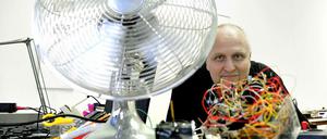 Windmacher. Karl Heinz Jeron in seinem Atelier in Hohenschönhausen. Früher habe die Stasi hier Abhörgeräte gebastelt, erzählt er.