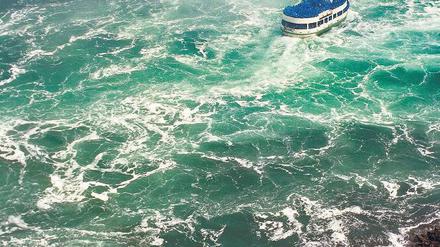 „Maid of the Mist“. Das alte Schiff kämpft sich wie eh und je durchs aufgewühlte Wasser. 