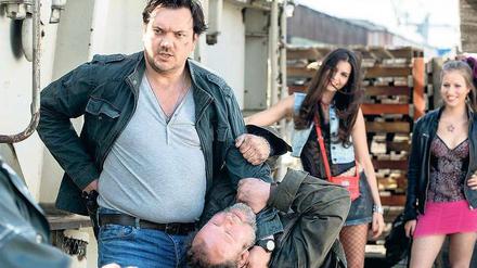 Fest im Griff. Bukow (Charly Hübner) nimmt Juri (Joan Pascu) in die Mangel. Foto: NDR