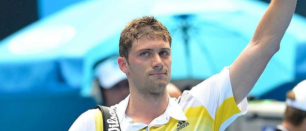 Daniel Brands verabschiedet sich nach einem heiß umkämpften Match von den Zuschauern und aus dem Turnier.