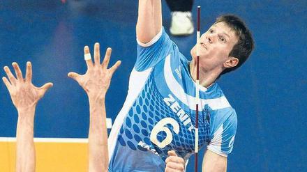 Am Ende siegt der Russe. Kawika Shoji (unten) und die Volleys wehrten sich bis in den Tiebreak, dann setzte sich das russische Team von Eugeniy Sivozhelez durch.