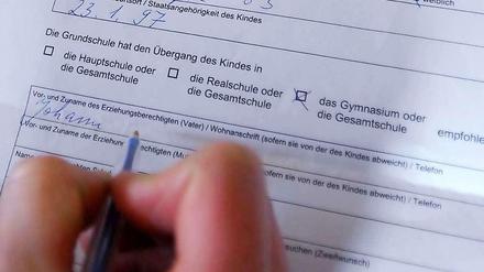 Formulare ausfüllen - das müssen derzeit Familien, die ihr Kind an einer weiterführenden Schule anmelden.