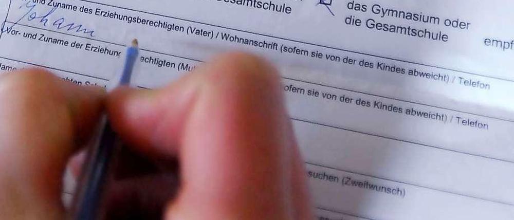 Formulare ausfüllen - das müssen derzeit Familien, die ihr Kind an einer weiterführenden Schule anmelden.