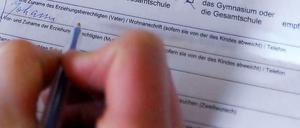 Formulare ausfüllen - das müssen derzeit Familien, die ihr Kind an einer weiterführenden Schule anmelden.