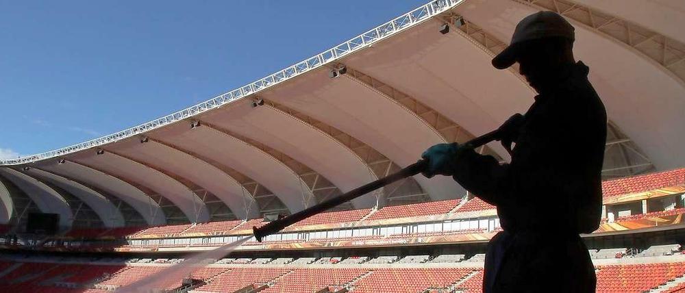 Herausgeputzt: Hier wird keine Vuvuzela von Speichelresten gereinigt, sondern die Stadionsitze im Nelson Mandela Bay Stadion in Port Elizabeth abgespritzt.