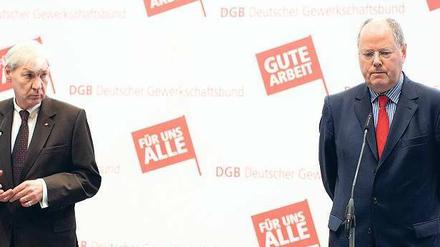 Den Schulterschluss mit den Gewerkschaften suchte Peer Steinbrück (rechts), doch DGB-Chef Michael Sommer betonte die parteipolitische Unabhängigkeit.