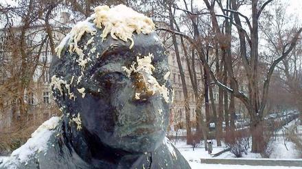 Am Tatort. Ein Tag nach dem Spätzle-Anschlag finden sich noch seine Spuren am Kollwitzplatz. "Free Schwabylon" nennen sich die Urheber der Attacke auf das Käthe-Kollwitz-Denkmal