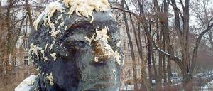 Am Tatort. Ein Tag nach dem Spätzle-Anschlag finden sich noch seine Spuren am Kollwitzplatz. "Free Schwabylon" nennen sich die Urheber der Attacke auf das Käthe-Kollwitz-Denkmal