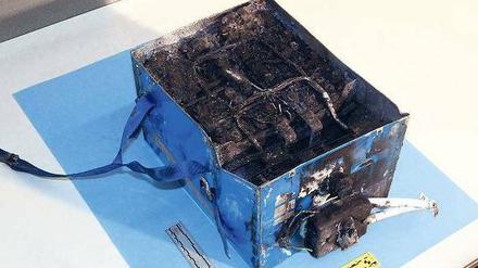 Ausgebrannt. Diese Lithium-Ionen-Batterie löste nach einer Landung in Boston ein Feuer in einem Dreamliner aus.Foto: Reuters