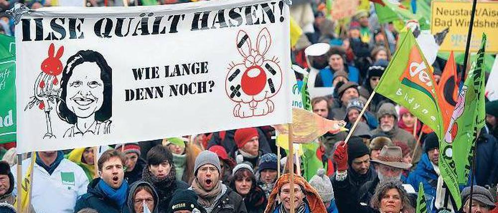 Politische Landpartie. In Mitte gab es plakative Kritik an Landwirtschaftsministerin Ilse Aigner (CSU) - für mehr Bio und Klimaschutz, gegen Massentierhaltung.Foto: dpa