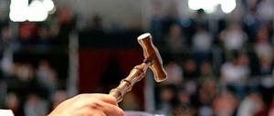 Bis der Hammer fällt. Im Jahr 2012 sind 11 500 Immobilien weniger zwangsversteigert worden als im Vorjahr. Auch die Verkehrswerte gingen insgesamt zurück.