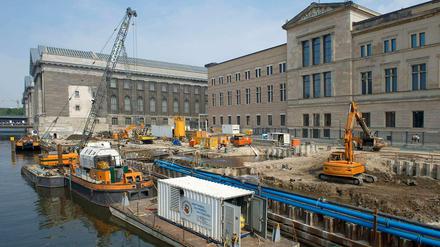 Nicht nur der Neubau des Empfangsgebäudes verschiebt sich, auch die bis Ende 2025 laufende Grundinstandsetzung des Pergamonmuseums wird wegen einer „Anpassung an den aktuellen Preisstand“ teurer, teilte das Bundesamt für Bauwesen auf Anfrage mit. 