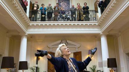 Zugabe. Die Sopranistin und Primadonna Jean (Maggie Smith) zieht in die Seniorenresidenz und wird wie eine Diva begrüßt.