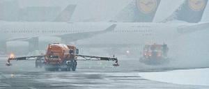 Flugzeuge im Nebel. Schneeräumer und Enteisungsfahrzeuge am Montagmorgen auf dem Flughafen Frankfurt. 