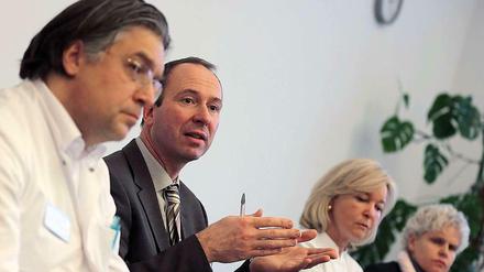 Unter dem Druck militanter Abtreibungsgegner. Die Verantwortlichen der beiden katholischen Kölner Kliniken, die eine mutmaßlich vergewaltigte Frau abgewiesen haben. 