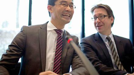 Und plötzlich sieht der „nette Herrn Rösler“, wie er sich selbst vor zwei Jahren augenzwinkernd genannt hat, ganz und gar nicht mehr „nett“ aus.