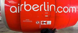 Die Mitarbeiter von Air Berlin sollen für zwei Jahre auf fünf Prozent Gehalt verzichten - der Konzernvorstand macht es schon einmal vor.