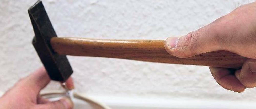 Achtung, Verletzungsgefahr. Auf Netzwerkkabel kann heutzutage zumeist verzichtet werden. Ist das Wlan überlastet, bietet sich das Stromnetz als Leitung an. Foto: pa/dpa