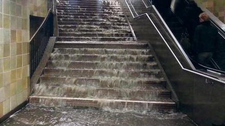 Ab jetzt U-Bahnhof Seestraße. Das Wasser flutete durch die Umsteigestation am Nollendorfplatz. Bald darauf rückten Helfer mit Pumpen an. 
