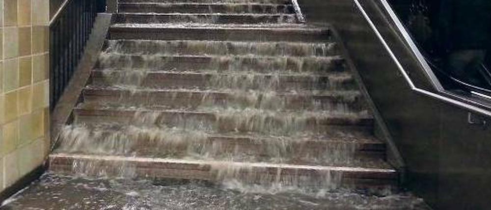 Ab jetzt U-Bahnhof Seestraße. Das Wasser flutete durch die Umsteigestation am Nollendorfplatz. Bald darauf rückten Helfer mit Pumpen an.