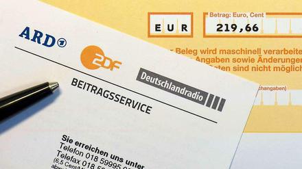 Seit Anfang des Jahres wird eine Gebühr von 17,98 Euro pro Monat pauschal für jeden Haushalt unabhängig von der Zahl der Rundfunkgeräte erhoben.