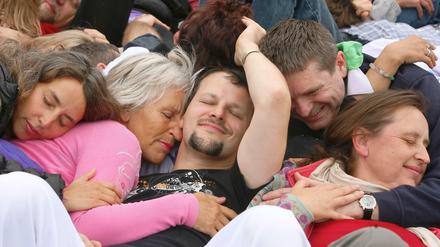 Schluss mit lustig: Jetzt wird gekuschelt. Diese Menschen meldeten sich freiwillig zum sogenannten präventiven Kuscheln. / Satire-Der Wahnsinn!