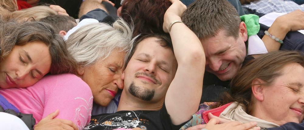 Schluss mit lustig: Jetzt wird gekuschelt. Diese Menschen meldeten sich freiwillig zum sogenannten präventiven Kuscheln. / Satire-Der Wahnsinn!
