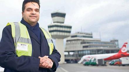 Supervisor Passenger Arun Seth kümmert sich als Mitarbeiter von Globe Ground Berlin um den Passagierservice - von Gepäckproblemen bis zu Getränkegutscheinen für länger wartende Fluggäste.