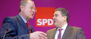 Kanzlerkandidat Peer Steinbrück und SPD-Chef Sigmar Gabriel freuen sich über das Ergebnis der Niedersachen-Wahl.